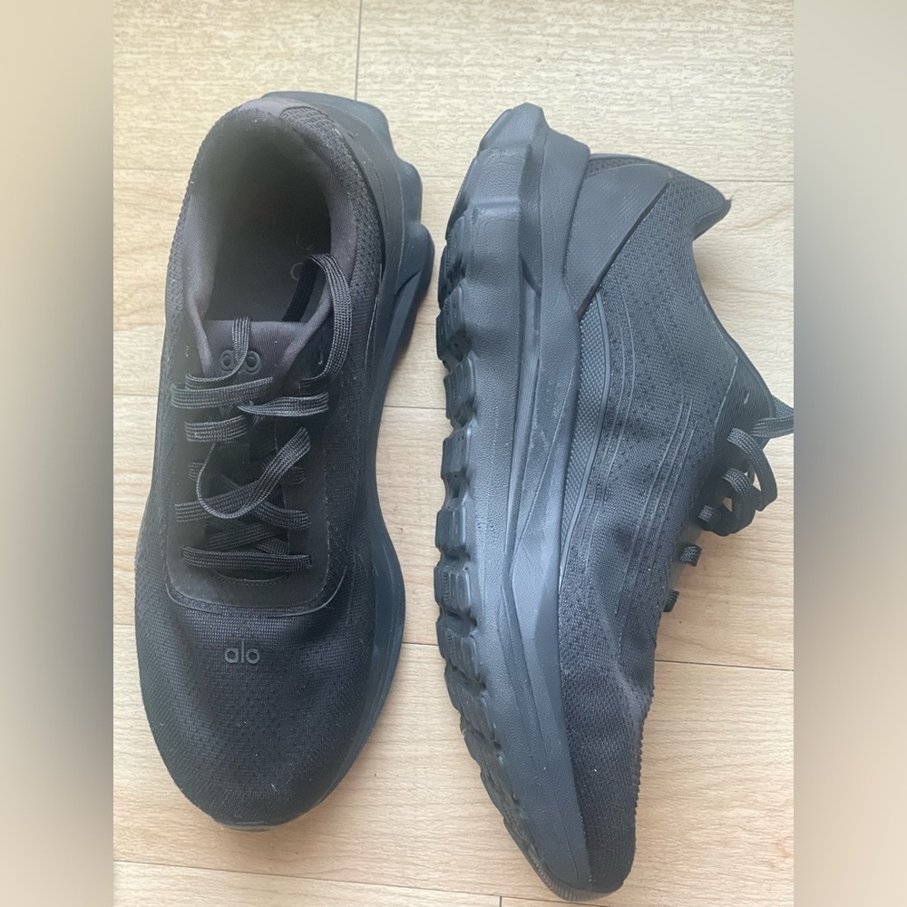 ALO Yoga Men's Sleek Black Athletic Shoes